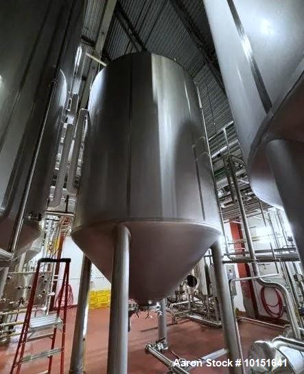 https://ww2.aaronequipment.com/Images/ItemImages/Tanks/Stainless-5000-Gal-and-up/Mueller-Corp_10151641_aa.jpg